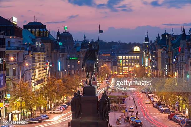 Praga manifesta contro costo della vita, guerra in Ucraina e Nato.