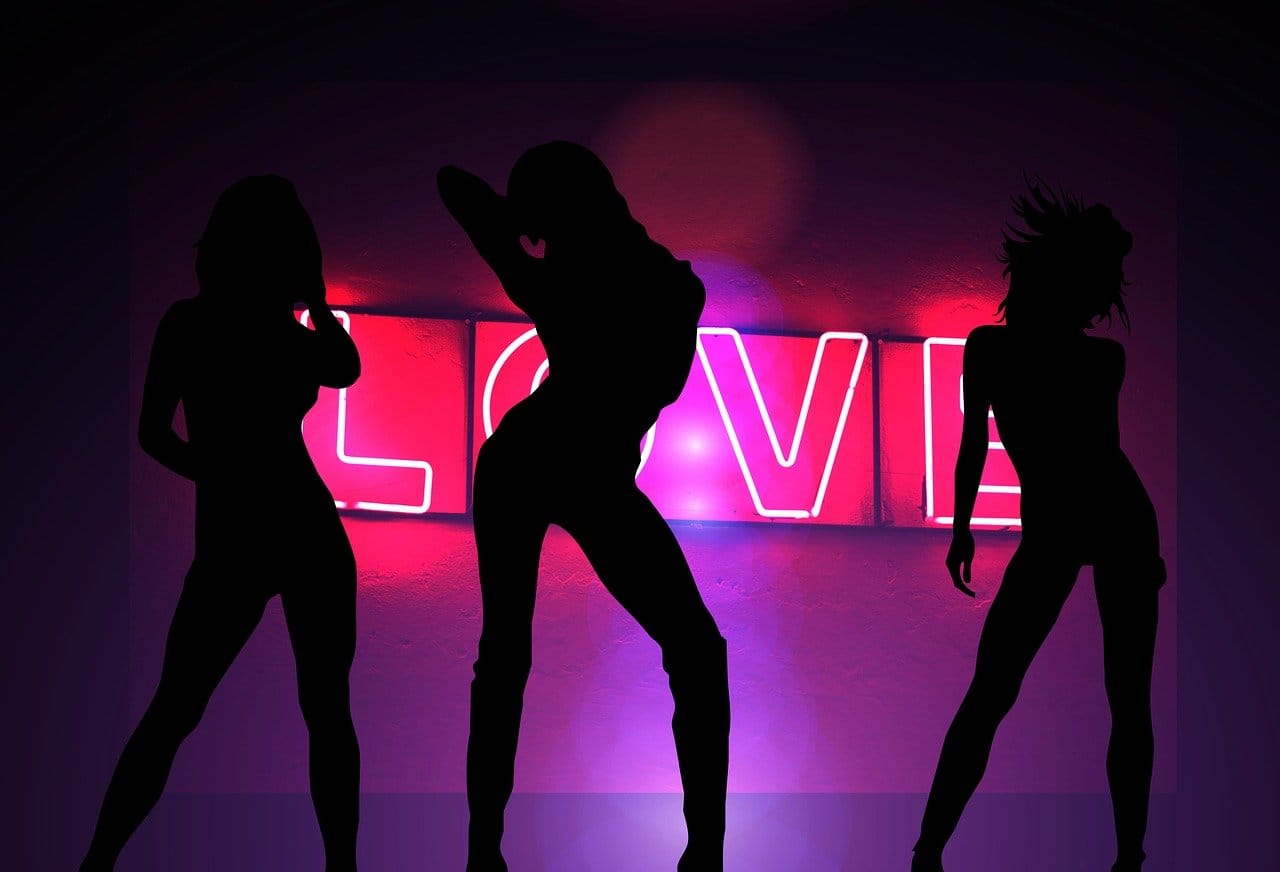 43enne torna a casa dei genitori ma non trova più la sua collezione di video a luci rosse. Genitori condannati a risarcimento di 26mila euro.