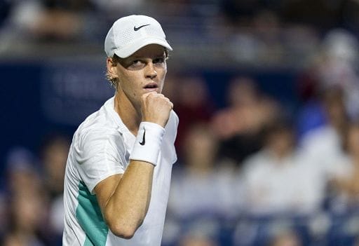 Yannick Sinner nella storia. Batte il numero 1 Djokovic alle Atp Finals di Torino ma per uno strano gioco del regolamento, non è ancora in semifinale.