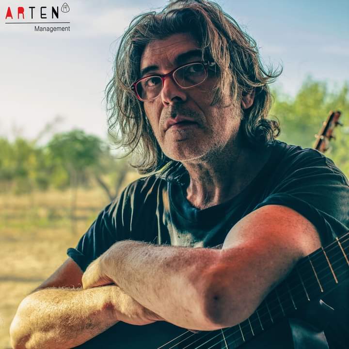 Mino De Santis è stasera a Palazzo San Pietro, a San Pietro in Lama (Le)