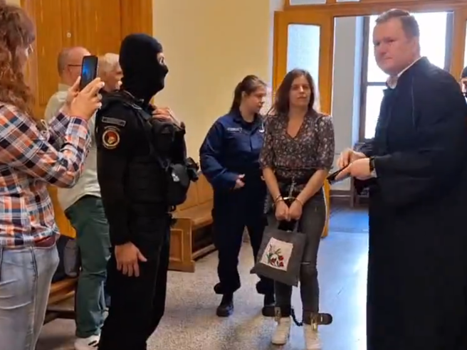 Ilaria Salis, ancora in catene e manette, resta in carcere dopo 13 mesi. Negati i domiciliari “per la gravità dei reati commessi”.