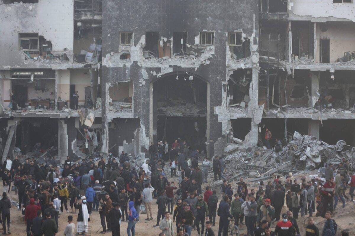 Le forze israeliane lasciano morte e distruzione dietro l’ospedale Al-Shifa