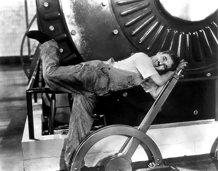 Charlie Chaplin, o se preferite Charlot. Il grande film “Tempi moderni”