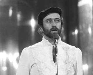 17 aprile 1971: primo posto in classifica in Italia per “4 marzo 1943” di Lucio Dalla