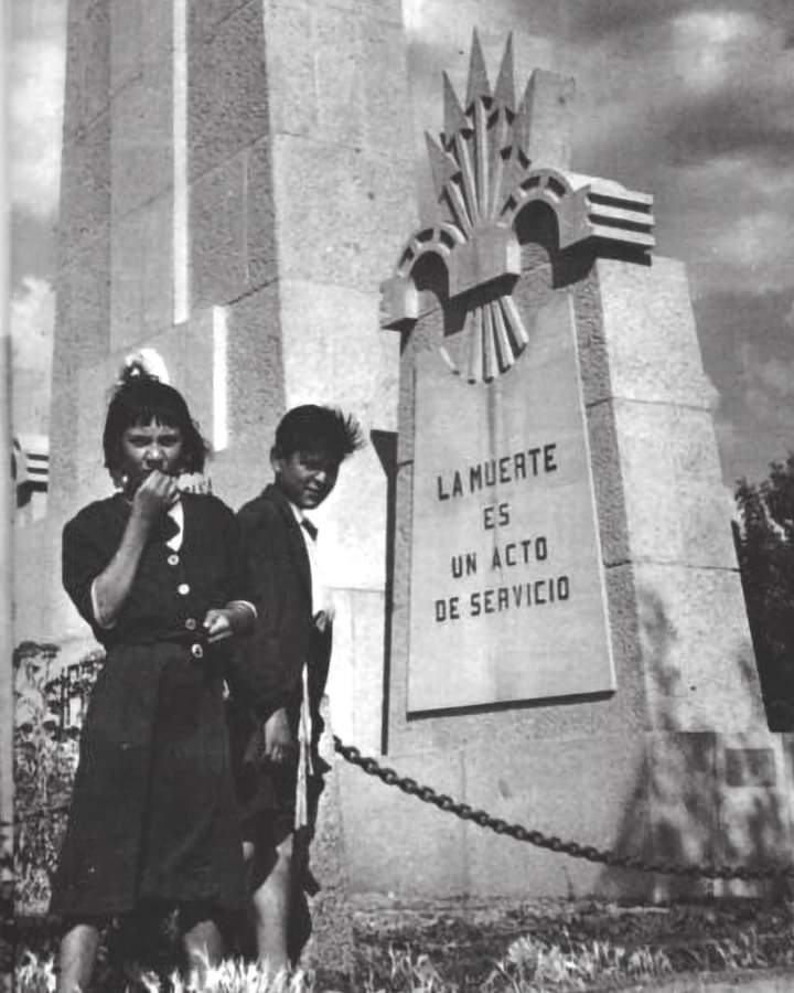 Propagandopolis: monumento falangista a Madrid (foto del 1956)