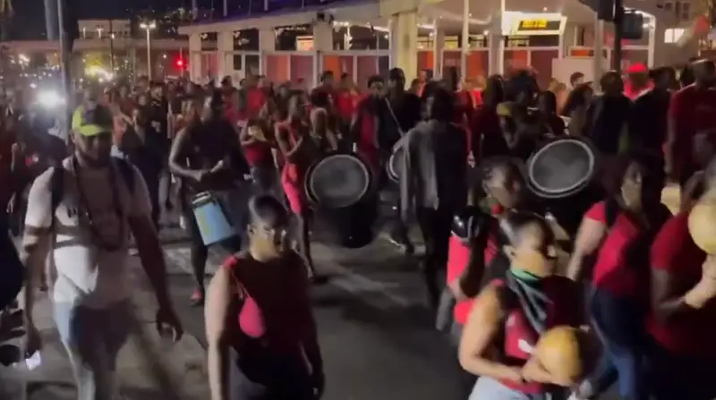 Martinica, violenti scontri tra popolazione e polizia francese a causa dell’aumento del costo della vita.I beni alimentari costano mediamente il 40% in più che in Francia.