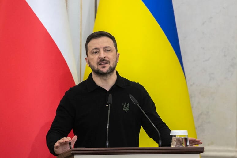 Ucraina, Zelensky ammette che è necessaria la diplomazia. Il paese non ha la forza militare per riprendersi Crimea e Donbass