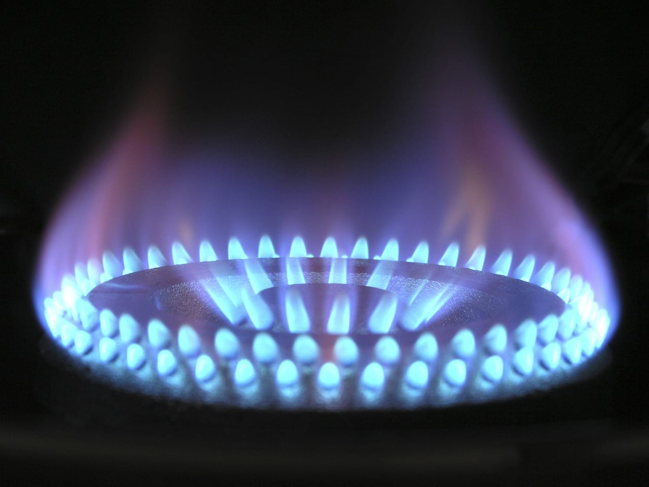Blocco del gas russo dall’Ucraina: nel primo trimestre 2025 previsti + 18% luce e + 30% gas
