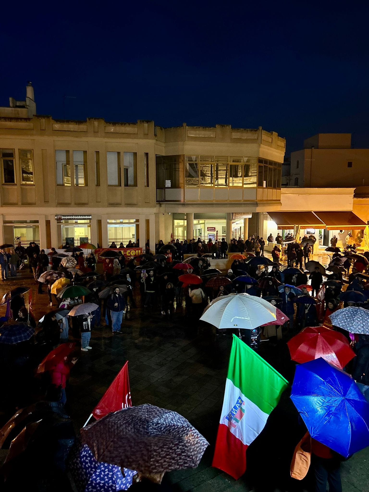 Casapound nella biblioteca comunale di Nardò. Divieto di accesso alla stampa, mentre in piazza sotto pioggia battente sfilano 250 antifascisti