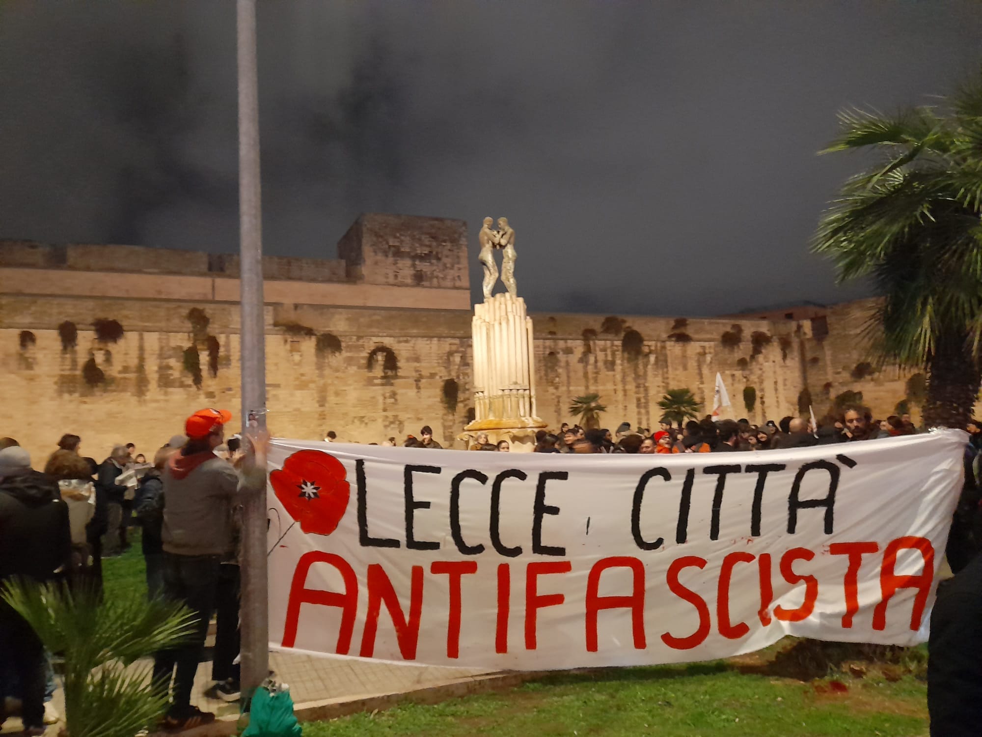 Lecce, una città democratica ed antifascista: grande partecipazione al presidio del 7 gennaio