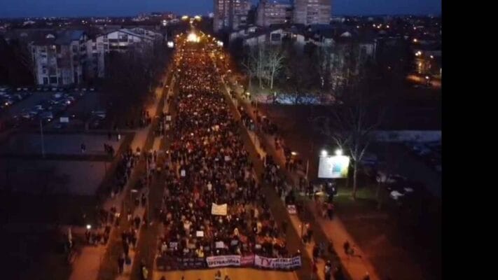 La Serbia in piedi – Migliaia di persone a Zrenjanin in una grande protesta: agli studenti universitari si sono uniti quelli delle scuole superiori e molti lavoratori