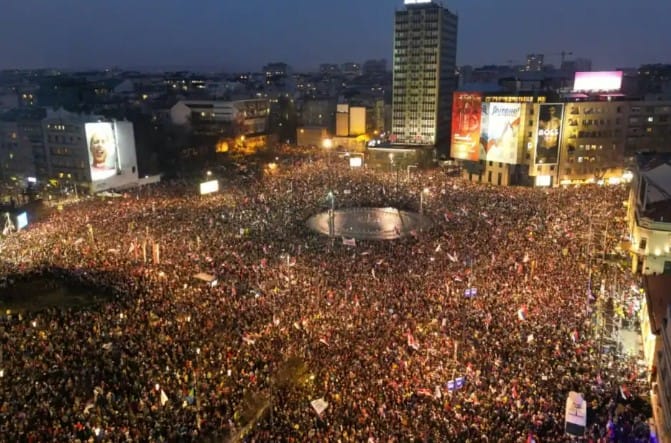 Almeno in 200mila a Belgrado per una Serbia democratica, contro la corruzione e per le dimissioni del presidente Vučić