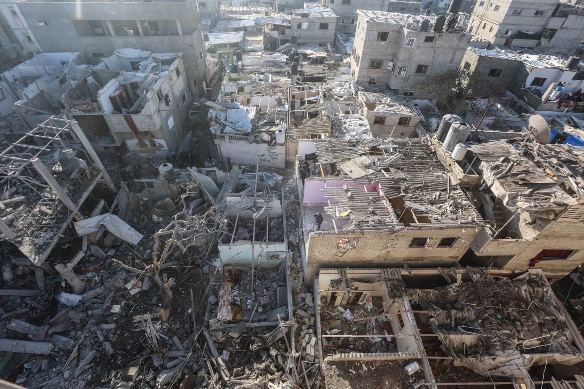 Gli attacchi dell’esercito israeliano uccidono almeno 100 persone in tutta Gaza