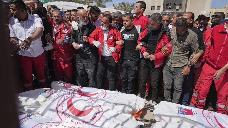 I 15 paramedici e soccorritori palestinesi assassinati dai soldati israeliani a Gaza sono stati giustiziati. Inchiesta del Guardian