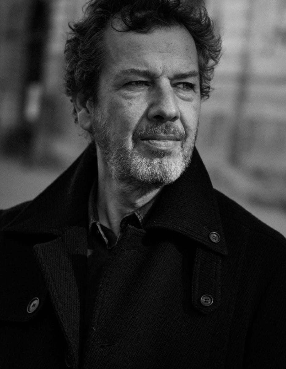 Le onde, terzo singolo per Nicola Pignatelli. Un gradevole e sinuoso electro punk si dipana su profonde riflessioni sulla vita.