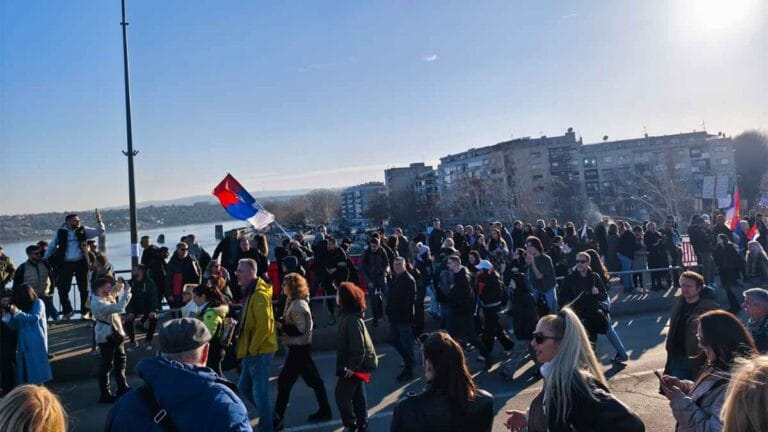 Novi Sad (Serbia). Prorogato di 30 giorni lo stato di detenzione degli studenti arrestati per le proteste contro il governo in quanto”la fine della protesta non è in vista, quindi c’è il rischio che l’atto criminale si ripeta”