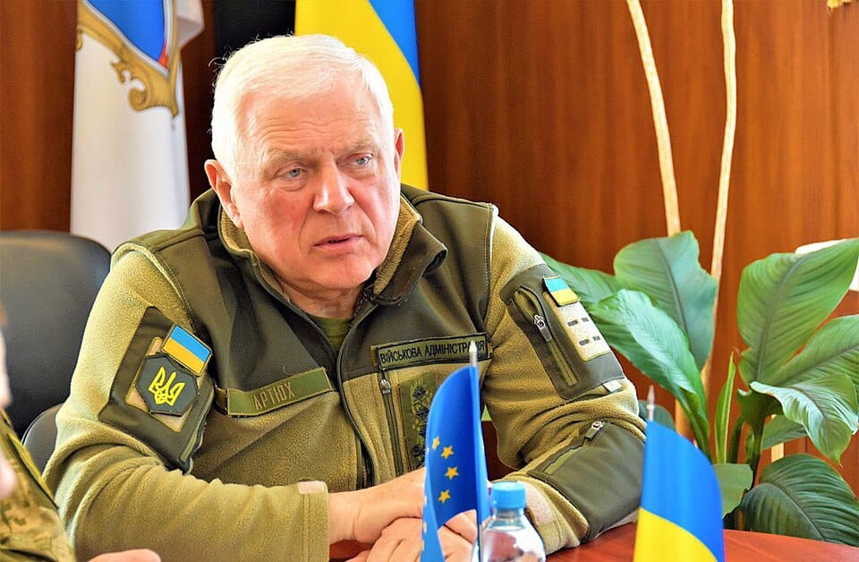 Dopo la strage di Sumy Zelensky licenzia il capo dell’amministrazione militare della regione Artyukh, accusato di aver organizzato una premiazione nel giorno della domenica delle Palme, mettendo a rischio i civili colpiti dal bombardamento russo.