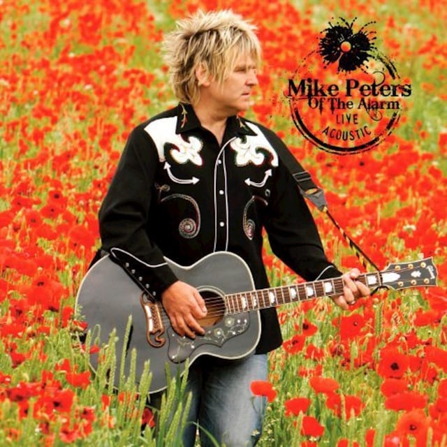 Morto Mike Peters, frontman degli Alarm. Lo ricordiamo con “Rain in the Summertime”.