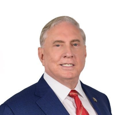 Il colonnello Usa Douglas MacGregor invita Donald Trump ad intervenire, assieme alle altre potenze mondiali, per chiudere il conflitto mediorientale.