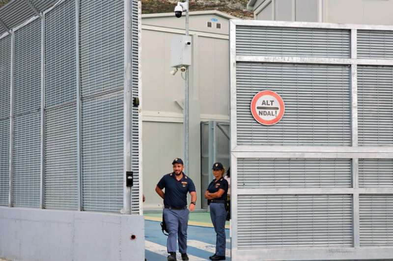 Accordo Italia-Albania: per la Cassazione ci sono “dubbi di costituzionalità”. Calpestati i diritti umani dei migranti (I. Smirnova – Faro di Roma)