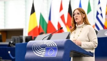 Genocidio in Palestina: da che parte sta realmente il governo italiano. “Israele ha il coraggio di fare quello che l’Europa non ha il coraggio di fare”. Il discorso shock della deputata di Fratelli d’Italia al Parlamento UE Elena Donazzan.