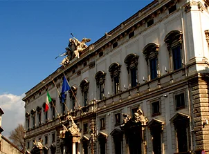 È odissea per cpr e l’ Accordo Italia-Albania. Interviene anche la Corte Costituzionale. Il trattenimento in un centro di permanenza e rimpatrio e le sue modalità possono essere disposti solo dalla legge, e non da norme regolamentari e provvedimenti amministrativi discrezionali. Ma chi ha subito violazioni può ricorrere d’urgenza con l’art. 700 cpc oltre che pretendere un risarcimento.