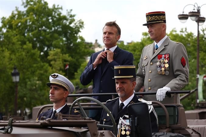 “Allons enfants de la guerre”. Emmanuel Macron: “Guerra entro il 2030! Russia pericolo persistente”. Ma non basta: pericolo anche da Cina, Corea del Nord, Iran