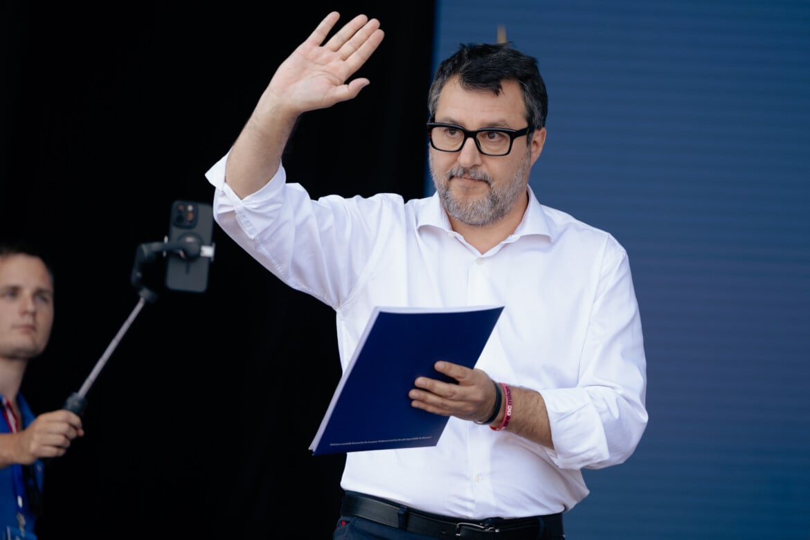 Matteo Salvini vincitore del Premio Israele – Italia 2025, come miglior amico di Tel Aviv. Fioccano le polemiche.Per Salvini «lo stop delle ostilità dipende solo da Hamas, se rilasciano gli ostaggi all’indomani finiscono le bombe».