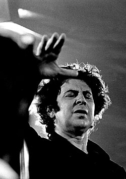 100 anni fa nasceva il grande Mikis Theodorakis. Dalla resistenza al nazifascismo a “Zorba il Greco”, alla lotta contro la dittatura dei colonnelli