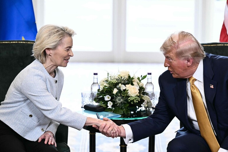 Un accordo che sa di beffa. Dazi al 15% sulla maggior parte delle esportazioni Ue. Rimane il 50% sull’acciaio. Armi e gas americani a go go.Niente di meglio per una Ue da sempre prona a Stati Uniti e Nato e che non è mai riuscita a sviluppare una vera autonomia politica, economica e militare da Washington.