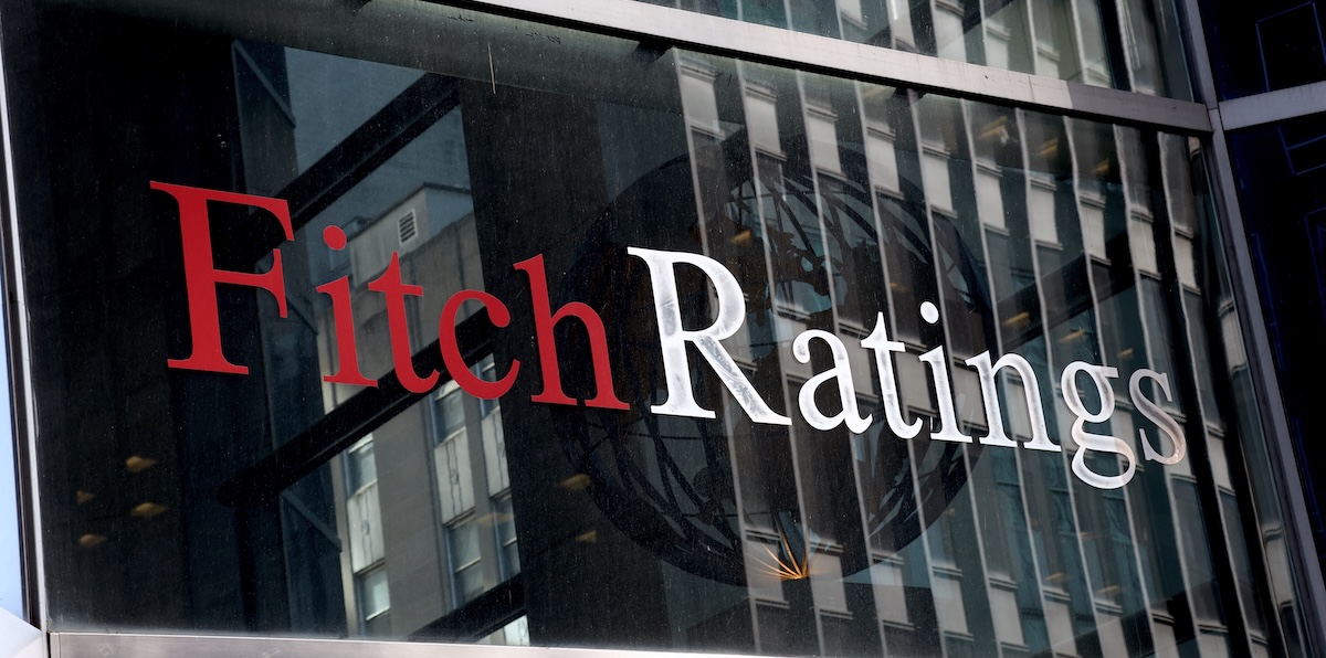 Fitch promuove i conti dell’Italia ed alza il rating a BBB+ da BBB. L’outlook è stabile. Il governo gongola, ma le agenzie di rating non guardano al benessere dei cittadini ed alla distribuzione delle ricchezze.