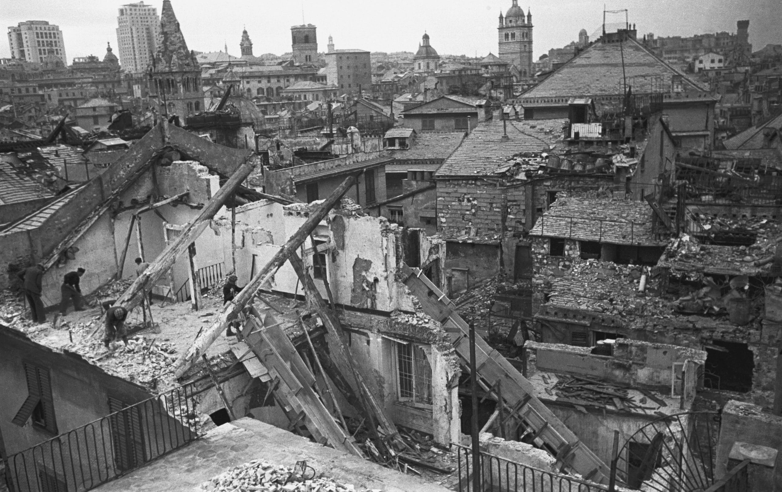 Il bombardamento di Genova del 22 ottobre 1942. Anche gli Alleati fanno migliaia di vittime civili inermi.