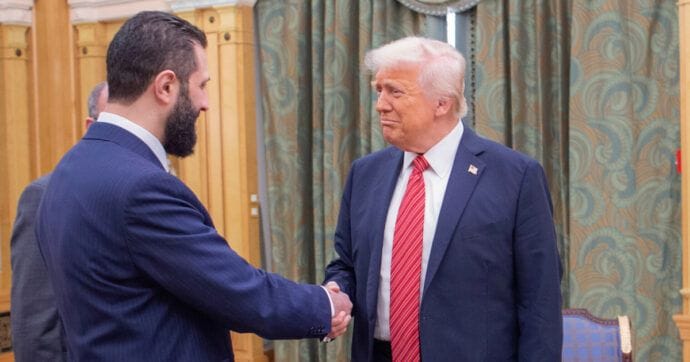 La stretta di mano tra Trump e l’ex jiahdista Ahmad Al Sharaa e la nuova alleanza tra ex terroristi e imperialisti (Irina Smirnova -Faro di Roma)