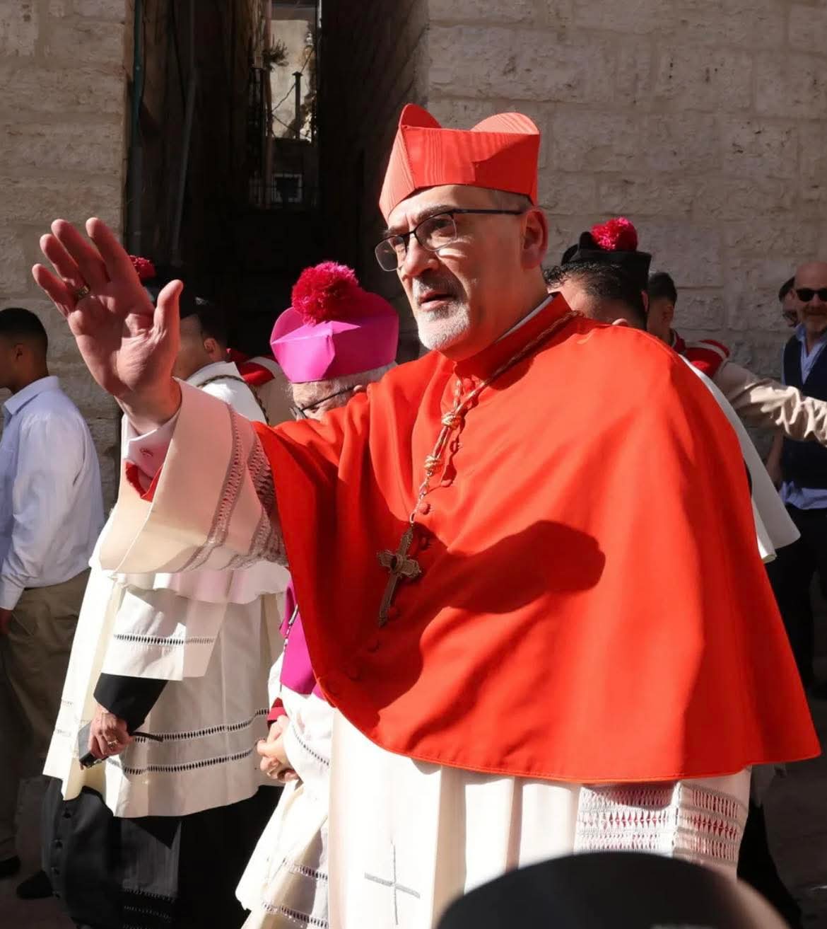 Il cardinale Pizzaballa ha fatto visita a Gaza in occasione di Natale per portare conforto alla popolazione gazawa.