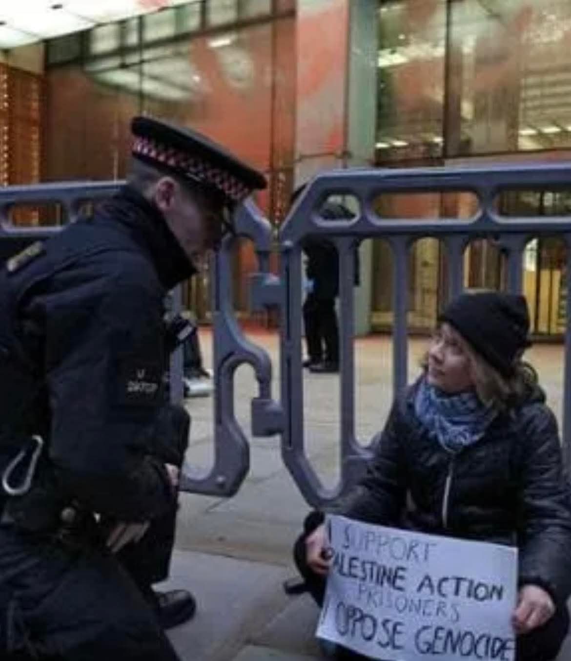 Arrestata a Londra Greta Thunberg. Manifestava contro il genocidio dei palestinesi.