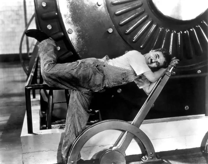 “Tempi moderni” di Charlie Chaplin. novant’anni fa il primo film sonoro della storia.