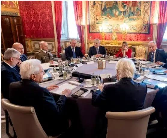 Consiglio Supremo di Difesa:”L’Italia non è in guerra”. Le basi italiane saranno del caso messe a disposizione degli Usa “secondo gli accordi internazionali”. Non una vera condanna per l’aggressione di Stati Uniti ed Israele