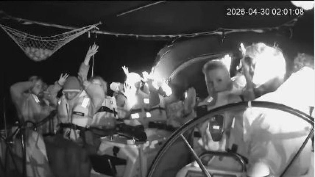 LE 22 IMBARCAZIONI DELLA FLOTILLA INTERCETTATE PRESSO CRETA ED IL “CASO” EITHAN BONDI DEL 25 APRILE: ANALISI DI DUE AVVENIMENTI SOLO APPARENTEMENTE SCOLLEGATI