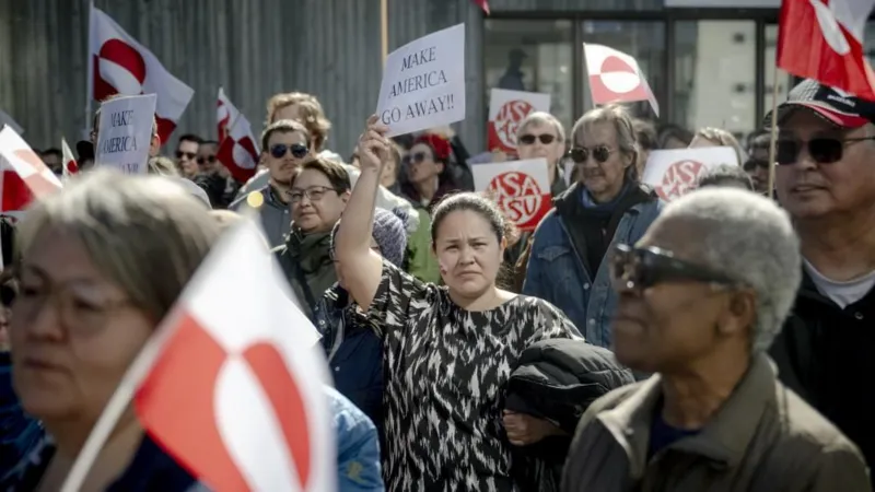 Brevi/In Groenlandia la protesta contro il nuovo consolato Usa a Nuuk. Fra gli slogan “Tornate a casa, Stati Uniti”
