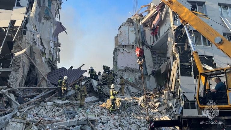 ATTACCO UCRAINO CON DRONI SU DI UN COLLEGE A STAROBELSK (LUGANSK): VITTIME E FERITI DECINE DI MINORI.CONTINUANO GLI ATTACCHI ALLE RAFFINERIE IN RUSSIA