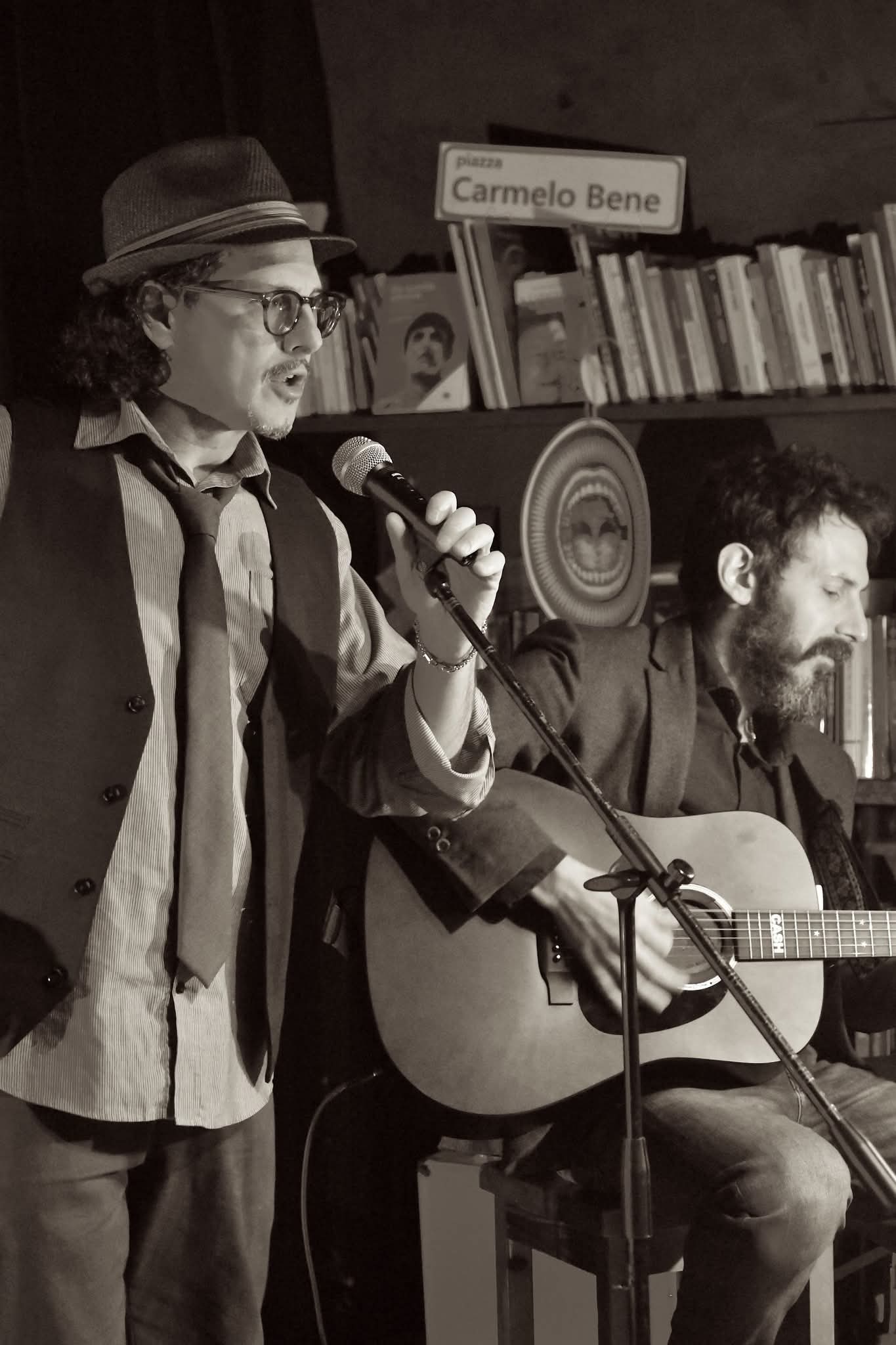 Al solito bar, l’esordio in musica dei salentini Decantastorie