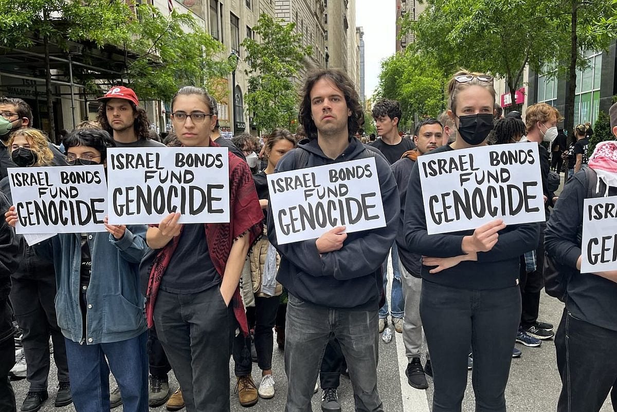 “Divest Israel”. La campagna che invita gli investitori, soprattutto quelli istituzionali, a disinvestire dalle obbligazioni emesse da Israele per finanziare guerra e genocidio