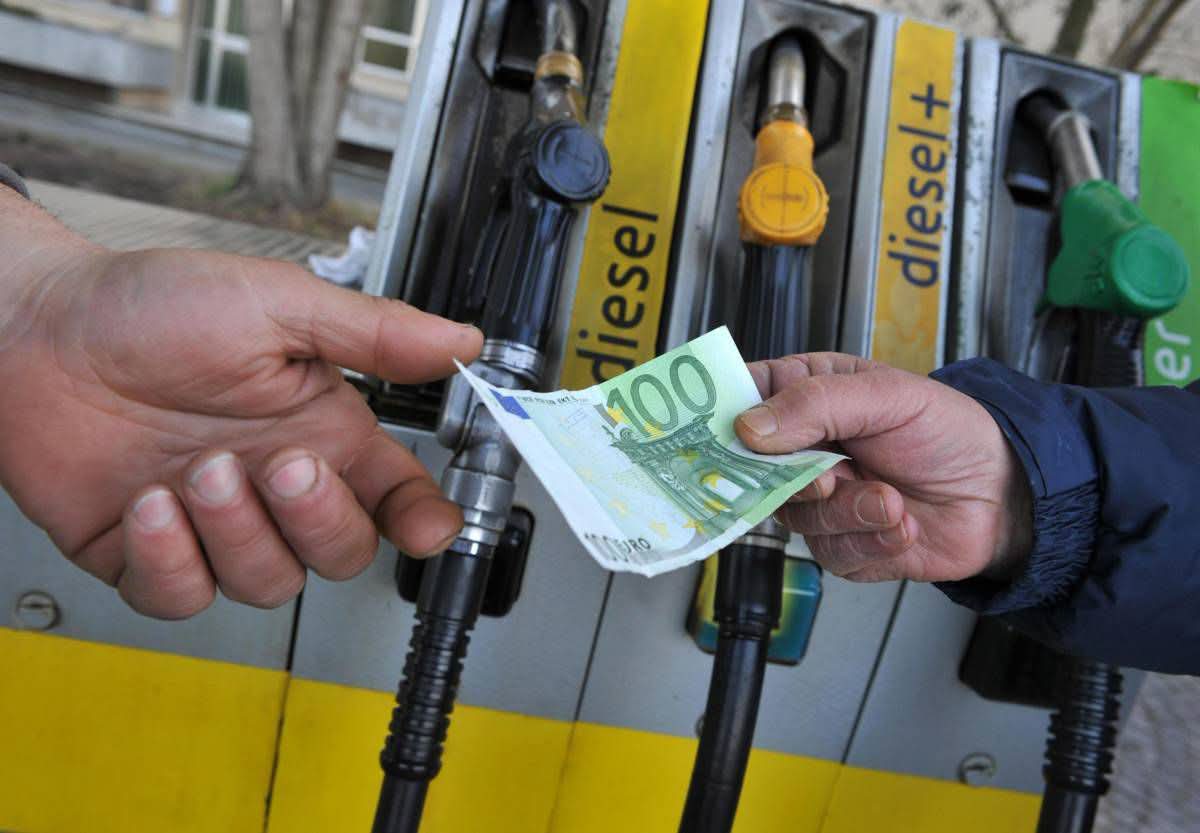 Il prezzo del petrolio scende, ma non dal distributore di carburante