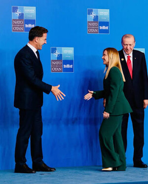Mark Rutte: il valore dei nostri ordini in armi ammonta ad oggi a circa 300 miliardi di dollari.Vertice NATO 2026: armi, armi, armi. Ma c’è chi dice no.