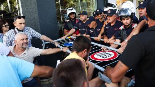 Albania, continuano le proteste di piazza