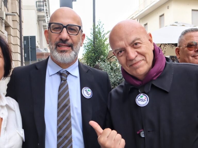 Democrazia Sovrana Popolare si spacca. Toscano mette Rizzo in minoranza. Il congresso romano sancisce la rottura nel partito: approvata la linea contraria a intese con il centrodestra e con Futuro Nazionale. Marco Rizzo non partecipa e annuncia un proprio congresso a ottobre.