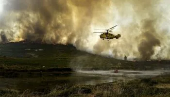 Incendi in Francia e Spagna: le sanzioni europee lasciano a terra aerei di fabbricazione russa fondamentali per lo spegnimento.