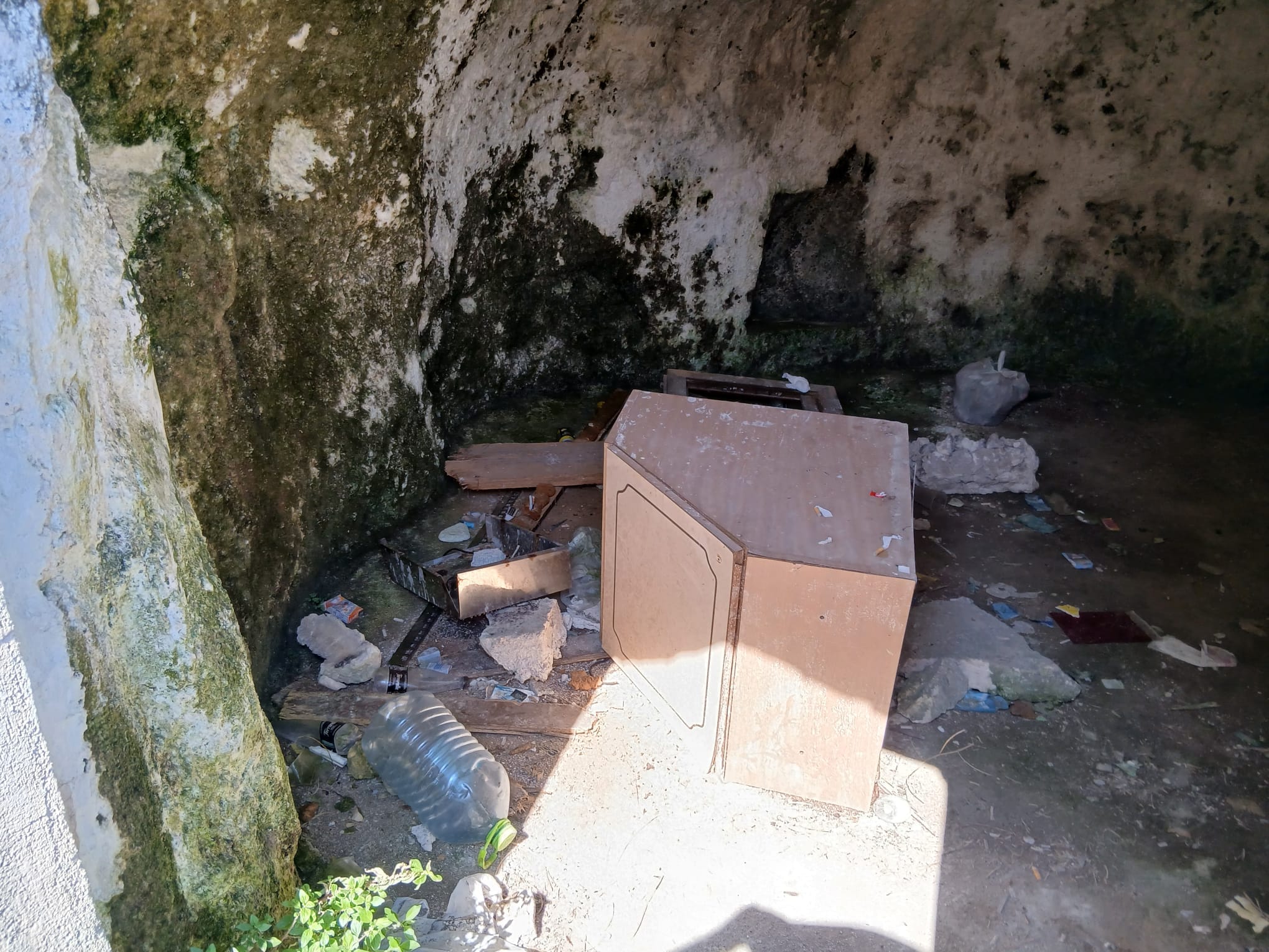 San Foca (Le).I rifiuti invadono la roccia sottostante la torre cinquecentesca