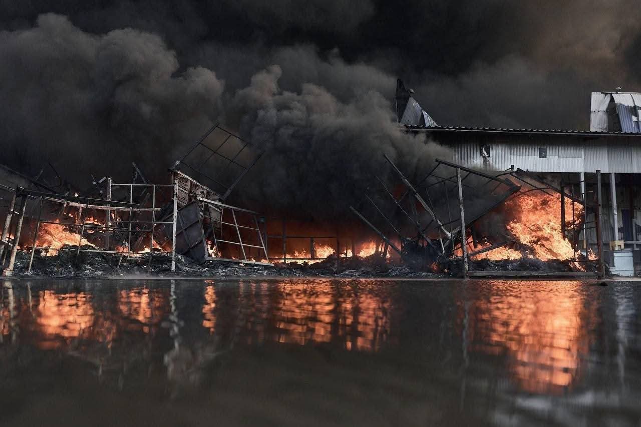 La Russia attacca magazzini di stoccaggio armi, infrastrutture in più punti dell’Ucraina
