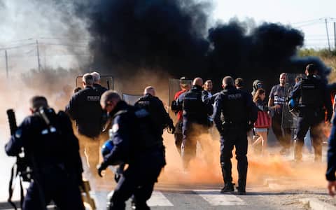 Ed in Francia i pescatori bloccano i porti per protestare contro il caro carburante